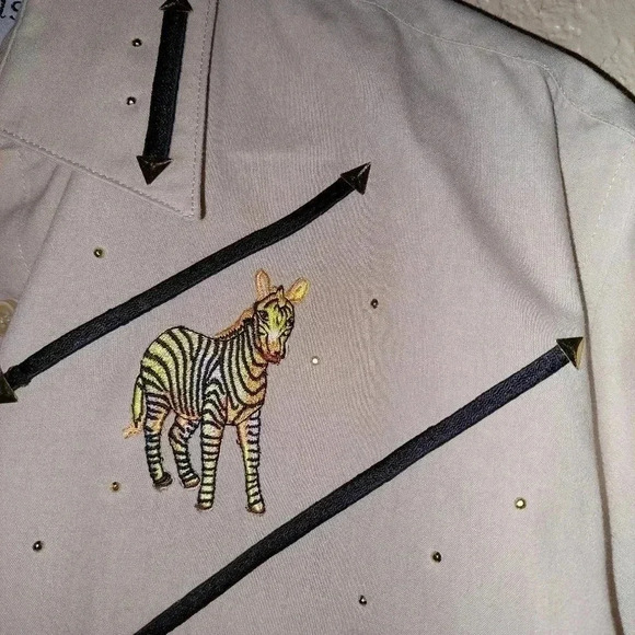 Las Olas Women's Long Sleeve African animals Safari Tan Shirt Size: Small - Picture 5 of 11